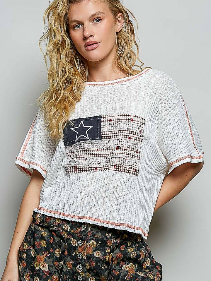 Haut à manches courtes avec patch drapeau américain et coutures contrastées pour la vente par Pol Clothing