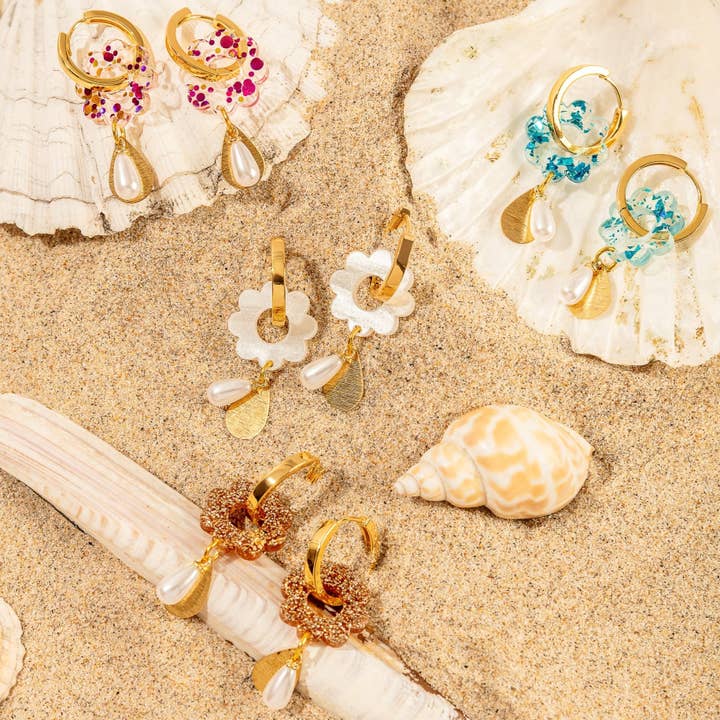 Pendientes de Aro Chapados en Oro de 18K con Flor y Colgante de Perla para venta al por mayor de The Gifting Knot Ltd