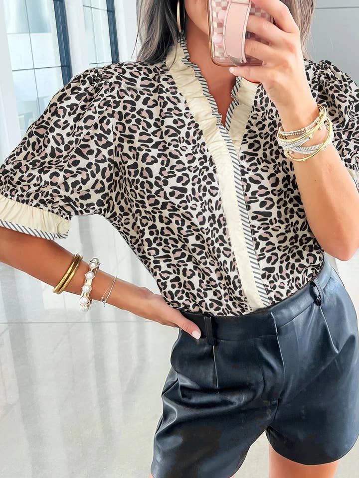 Blusa con scollo a V a stampa leopardata con volant a righe. per la vendita all'ingrosso da parte di Suhkasana