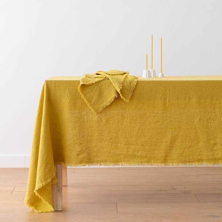 Nappe en lin antique dorée Terra Fringe pour la vente par LinenMe