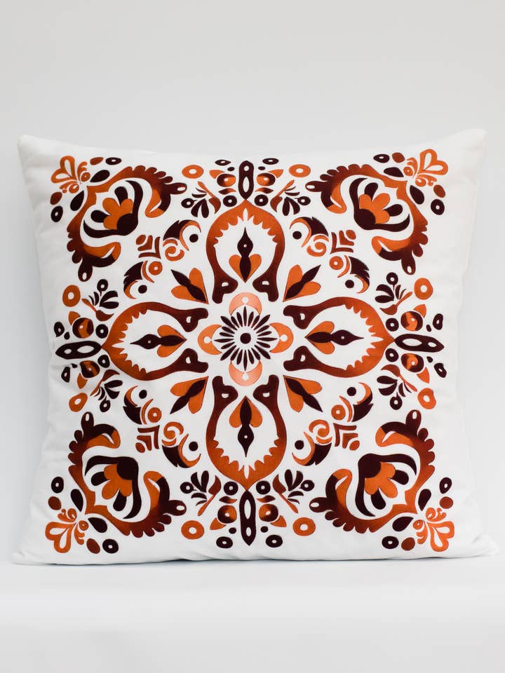 Cojín Velucci Home, arte popular en tonos tierra para venta al por mayor de AVAGANTE Design