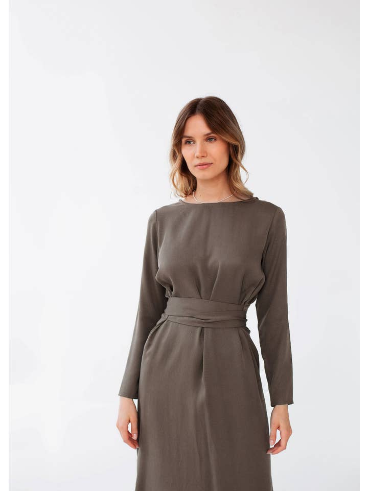 Nich Linen - Wholesale Jurk - Dames - Wikkeljurk van linnen met ceintuur in kaki groen, lange damesjurk3