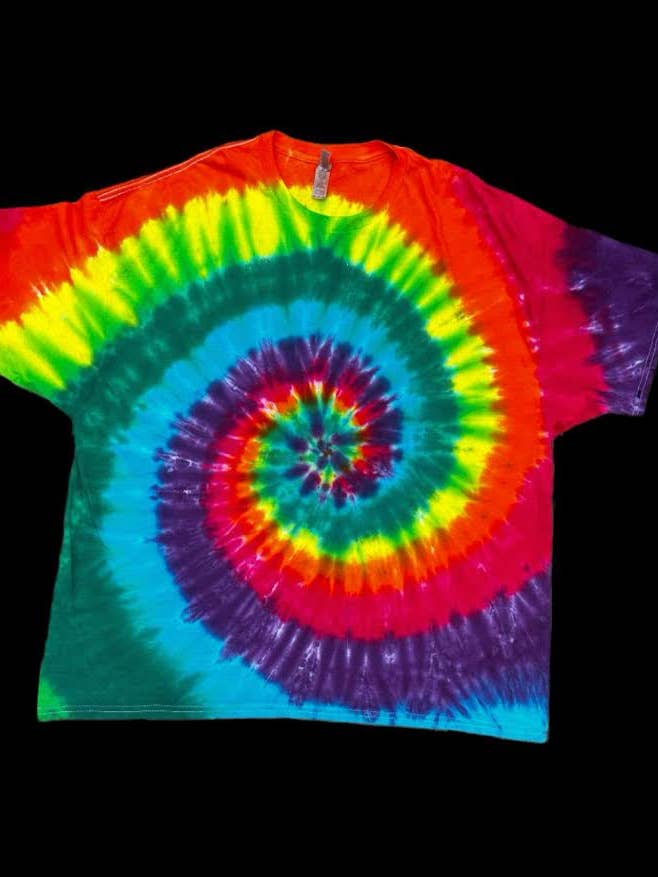 T-shirt à spirale arc-en-ciel vif en tie-dye, T-shirt coloré en tie-dye pour la vente par Lanastiedyes