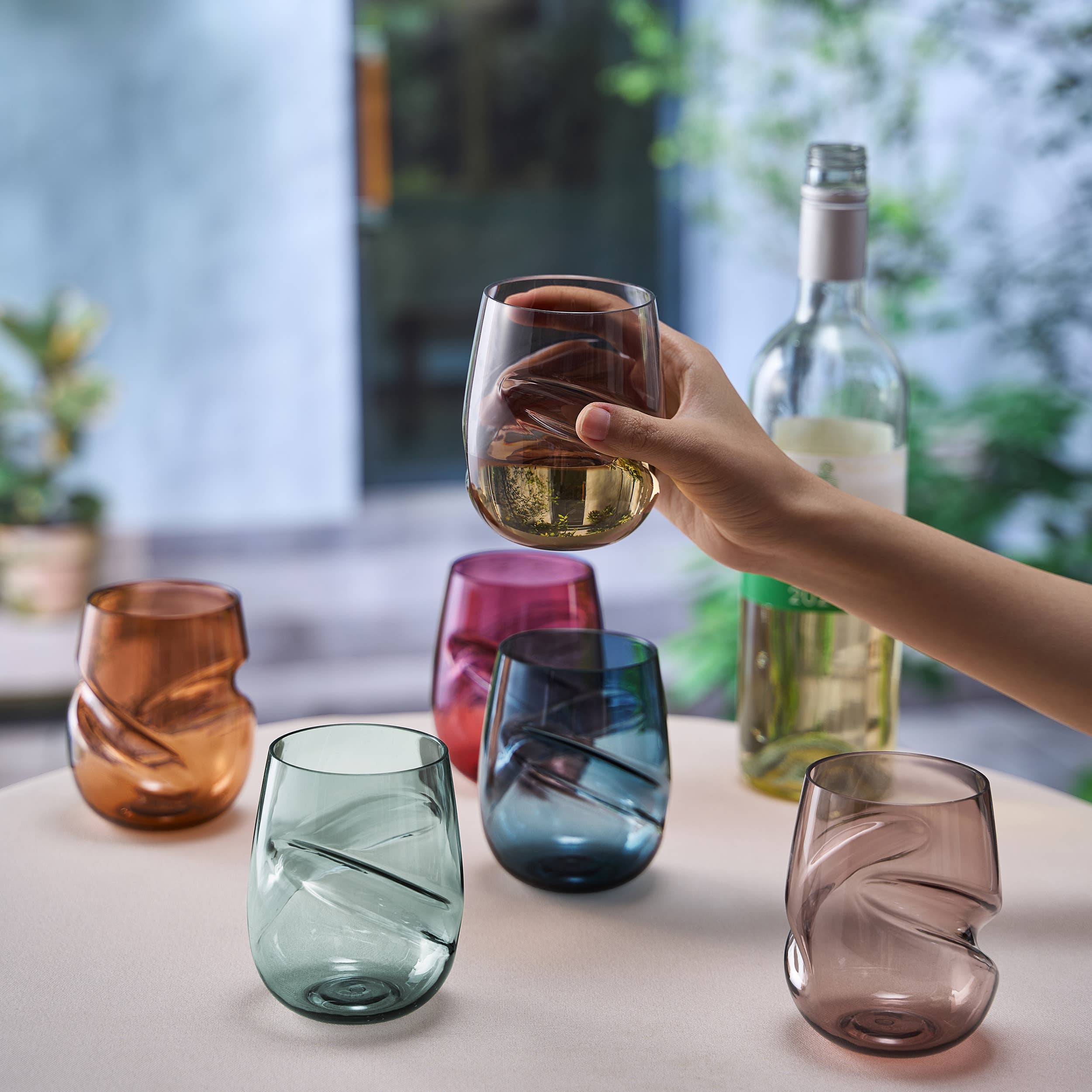 The Wine Savant /  Khen Glassware – wholesale Wine glass – Unbreakable Acrylic Plastic Aerating Colored Wine Glasses2