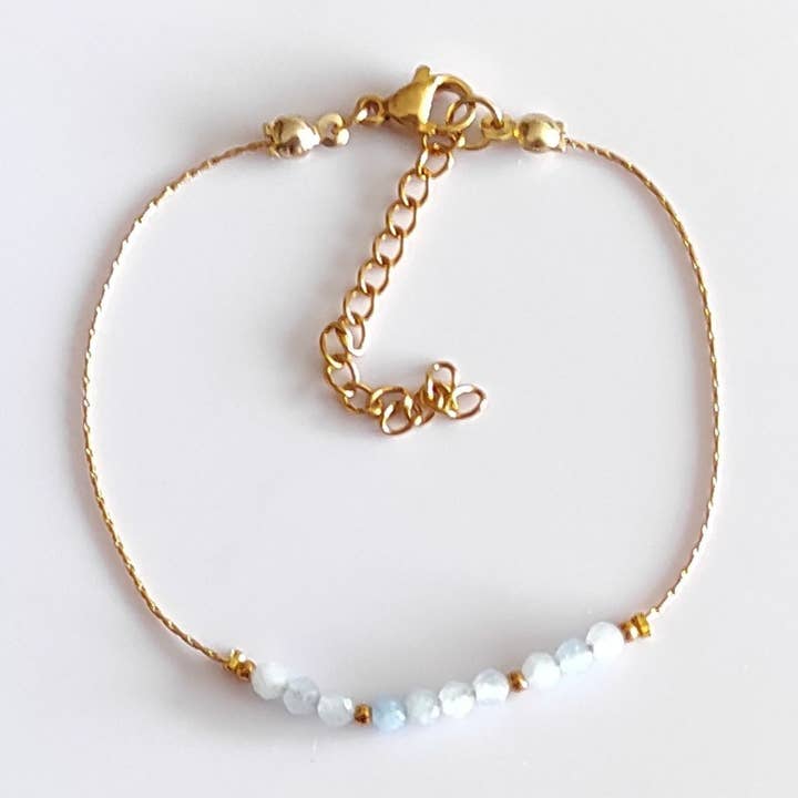 Armbånd med facetteret aquamarinsten og kæde i 18 karat forgyldt stål, 3 mm for engroshandel hos Tendances perles