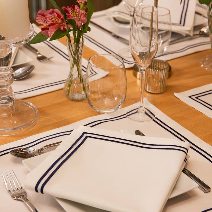 Top Tables Retail – Großhandel Papier- & Stoffserviette – Nelly quadratische bestickte Servietten - Elfenbein • Set mit 6 Stück4