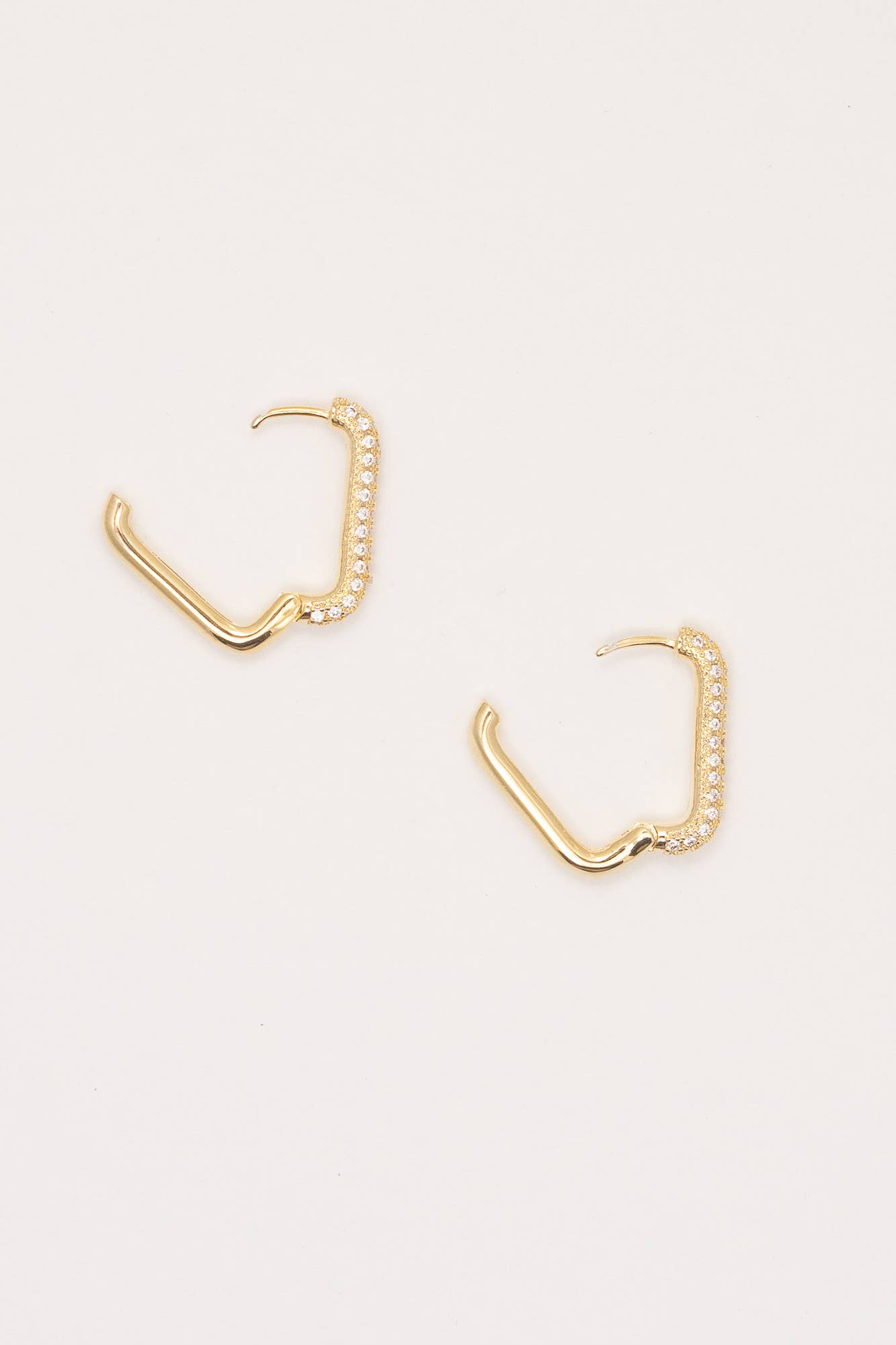 Janna Conner – Großhandel Huggie-Ohrring – Addie Huggie Hoops | Kristall | 18-karätige Vergoldung2