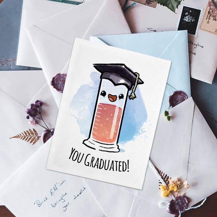Aaron Millard Illustration - Venta al por mayor Tarjetas de graduación - Tarjeta de graduación divertida «You Graduated» (cilindro)4