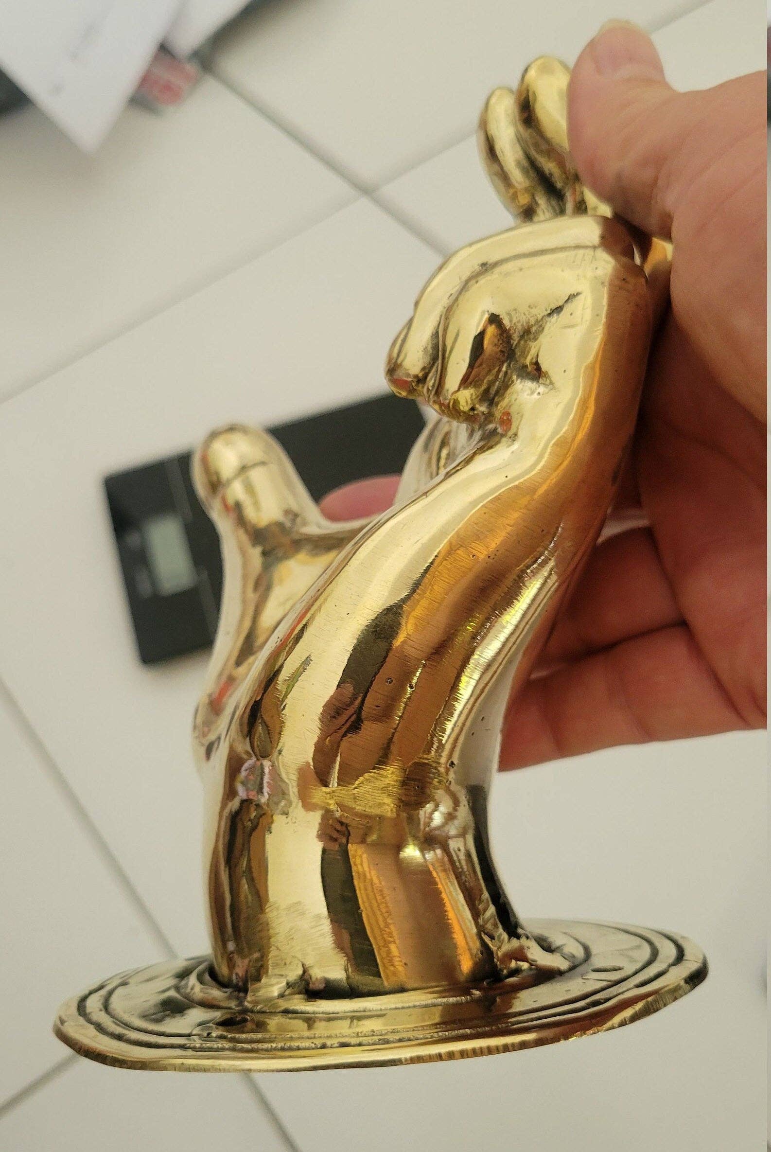 Ubud Glass – wholesale Skulptur – Stor massiv mässingshand med fingergest väggkrok - Tuff heminredning14