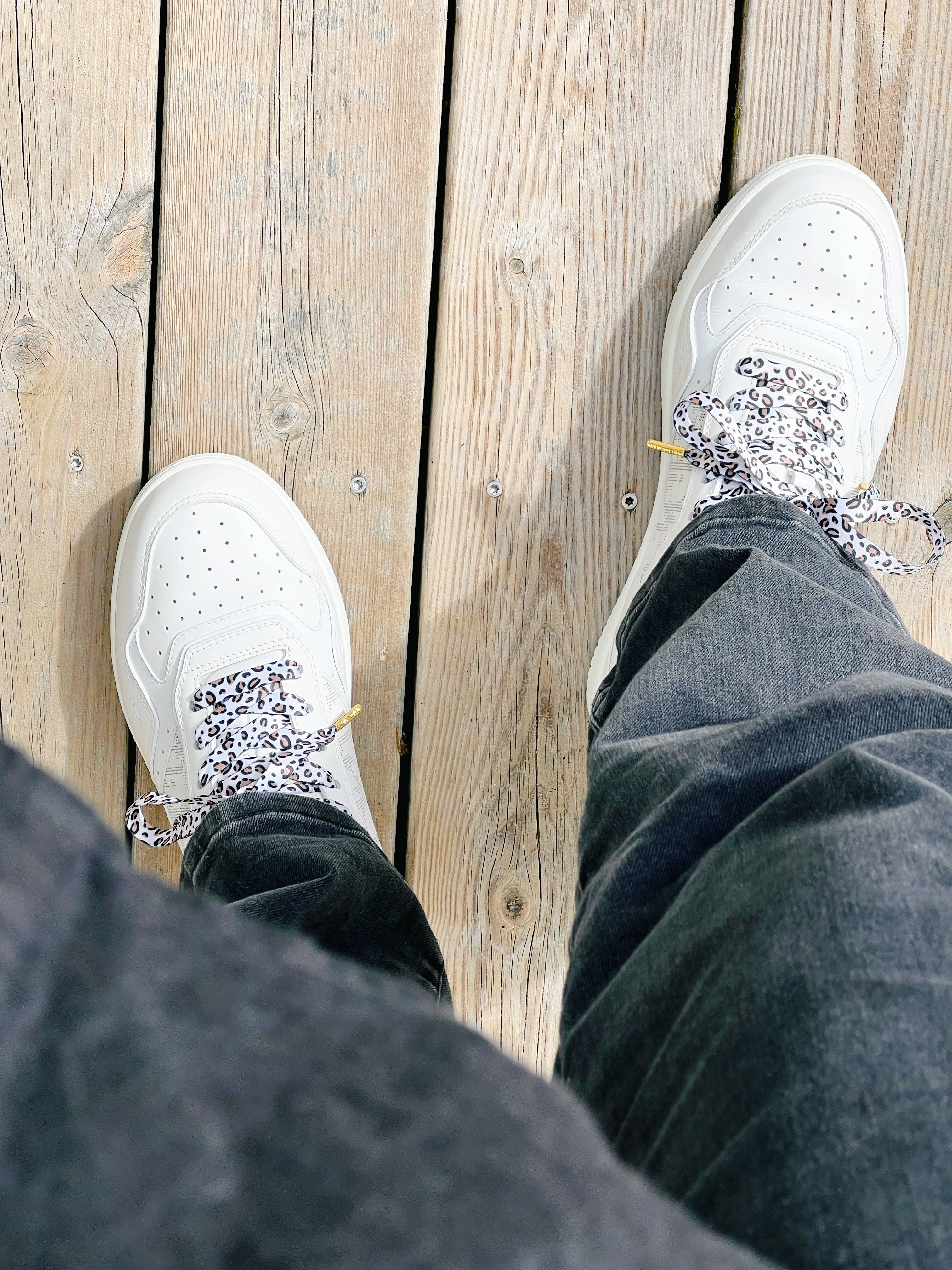 The Shoelace Brand – wholesale Skosnören - Unisex – Classic Leopard – Tidlösa skosnören med leopardmönster och guldtips4