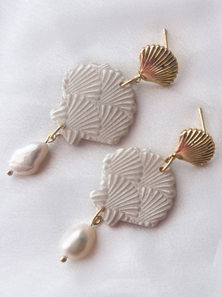 Orecchini perlescenti Amelie 2 per la vendita all'ingrosso da parte di Desert and Stone Jewelry