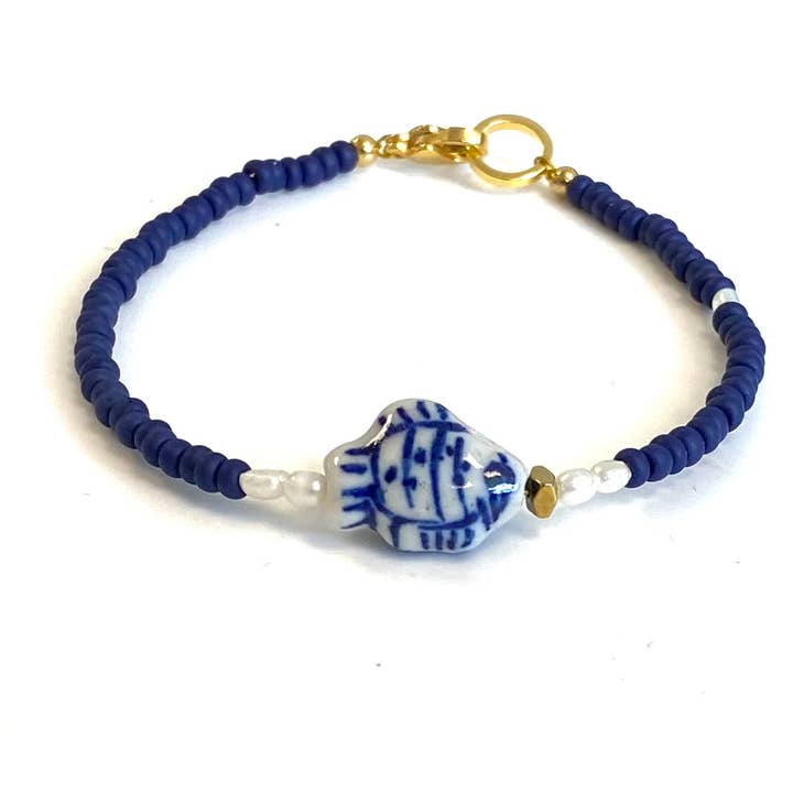 Chic Le Freak - Wholesale Beaded Bracelet - Delft blue fish and freshwater pearls bracelet