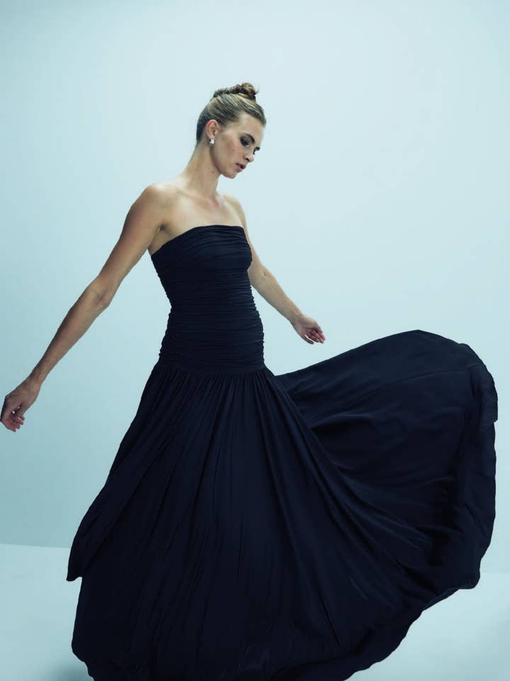 Abito lungo in jersey senza spalline color ambra in nero per la vendita all'ingrosso da parte di NAZLI CEREN