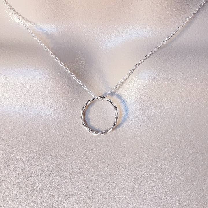 Collier Eternity - Collier Eternity Circle en argent, collier en argent sterling, Saint-Valentin, cadeaux de demoiselle d'honneur, mariage, gris, argent, blanc pour la vente par The Wandering Dandelion