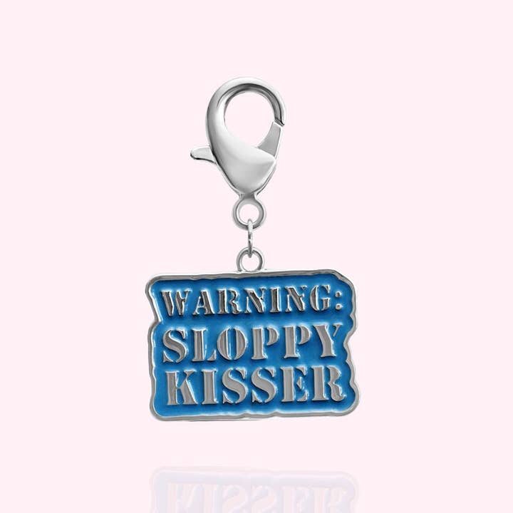 Breloque en forme de collier pour chien « Warning : Sloppy Kisser » pour la vente par Doggyway