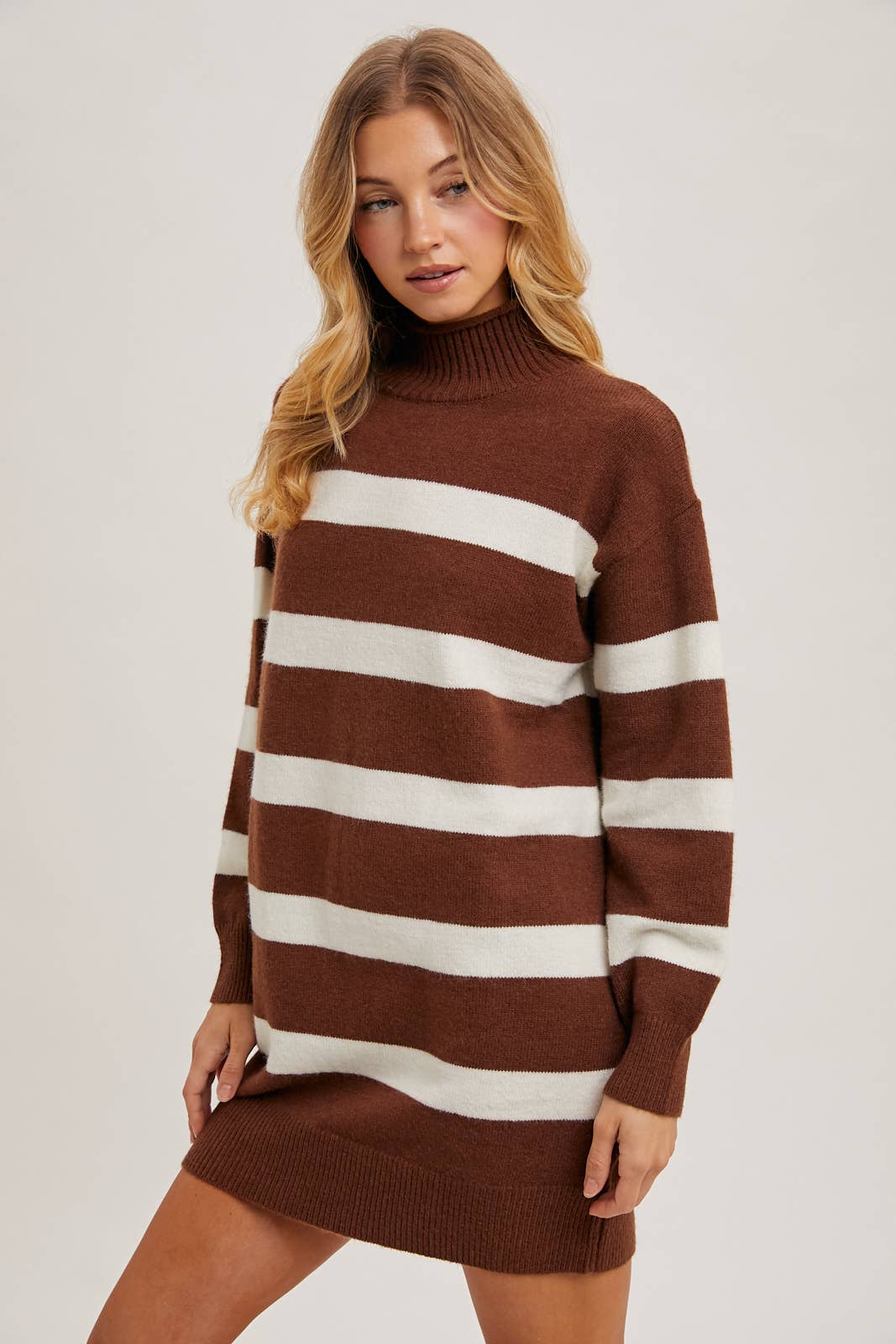 Bluivy – Großhandel Kleid – Damen – GESTREIFTES PULLOVERKLEID MIT ROLLKRAGEN4