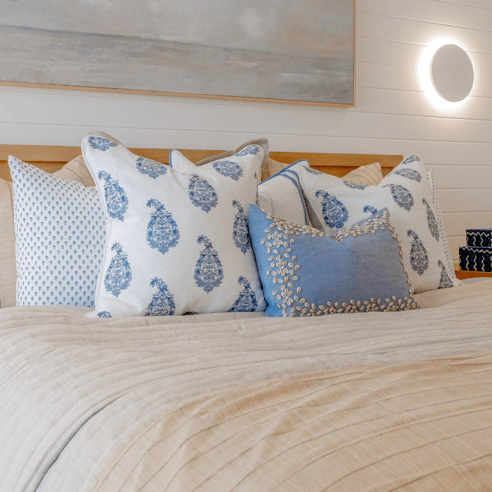 BHD HOME – wholesale Dekorativ kudde – Devon Dots Vit Blå Medium Kuddfodral 50 x 50 cm7
