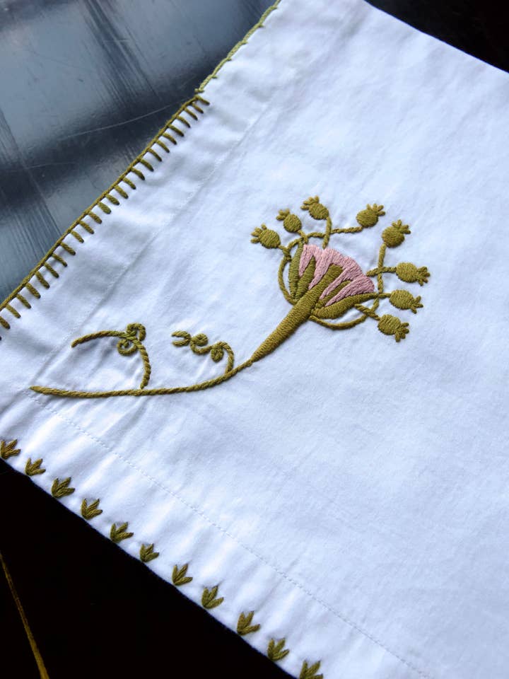 Serviette en coton brodée à la main avec motif de fleurette pour la vente par Deux Pigeons