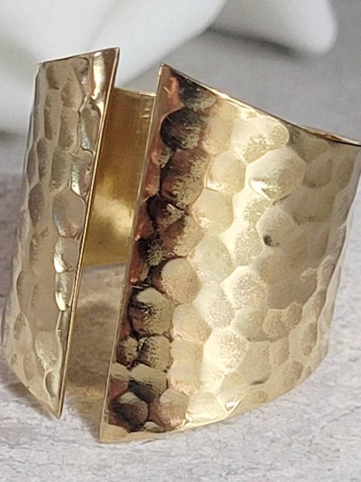 Anel de Declaração Ajustável em Latão Martelado por atacado de Laboheme