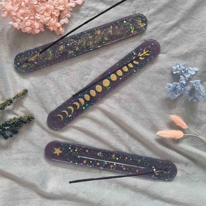Porte-encens long en résine scintillante sur le thème de la galaxie pour la vente par Lunar Living
