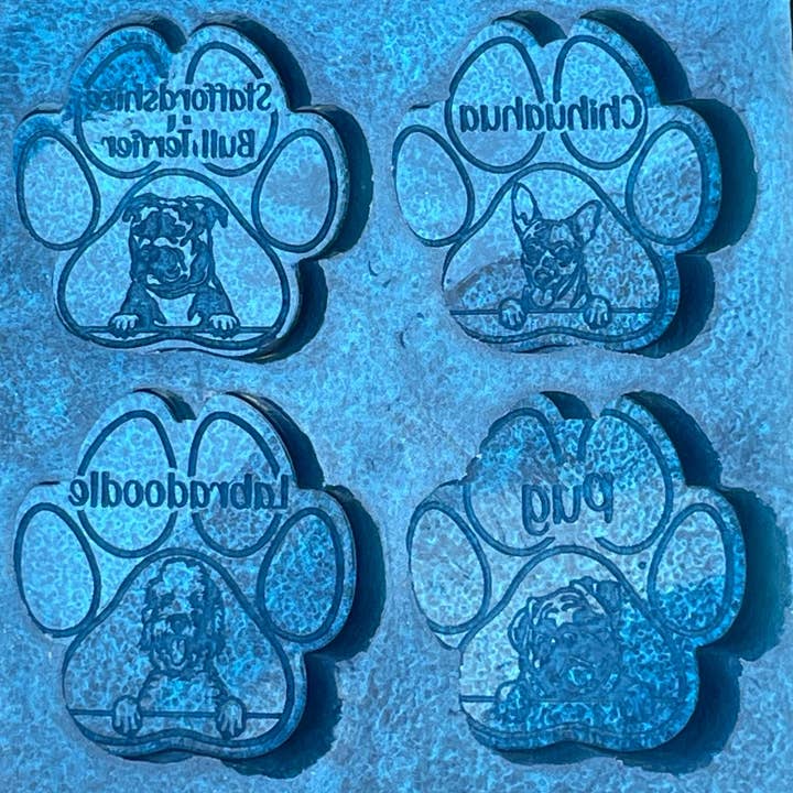 Moule en silicone fait main avec de jolies pattes de chien pour Wax Mel pour la vente par Devine Silicone Moulds