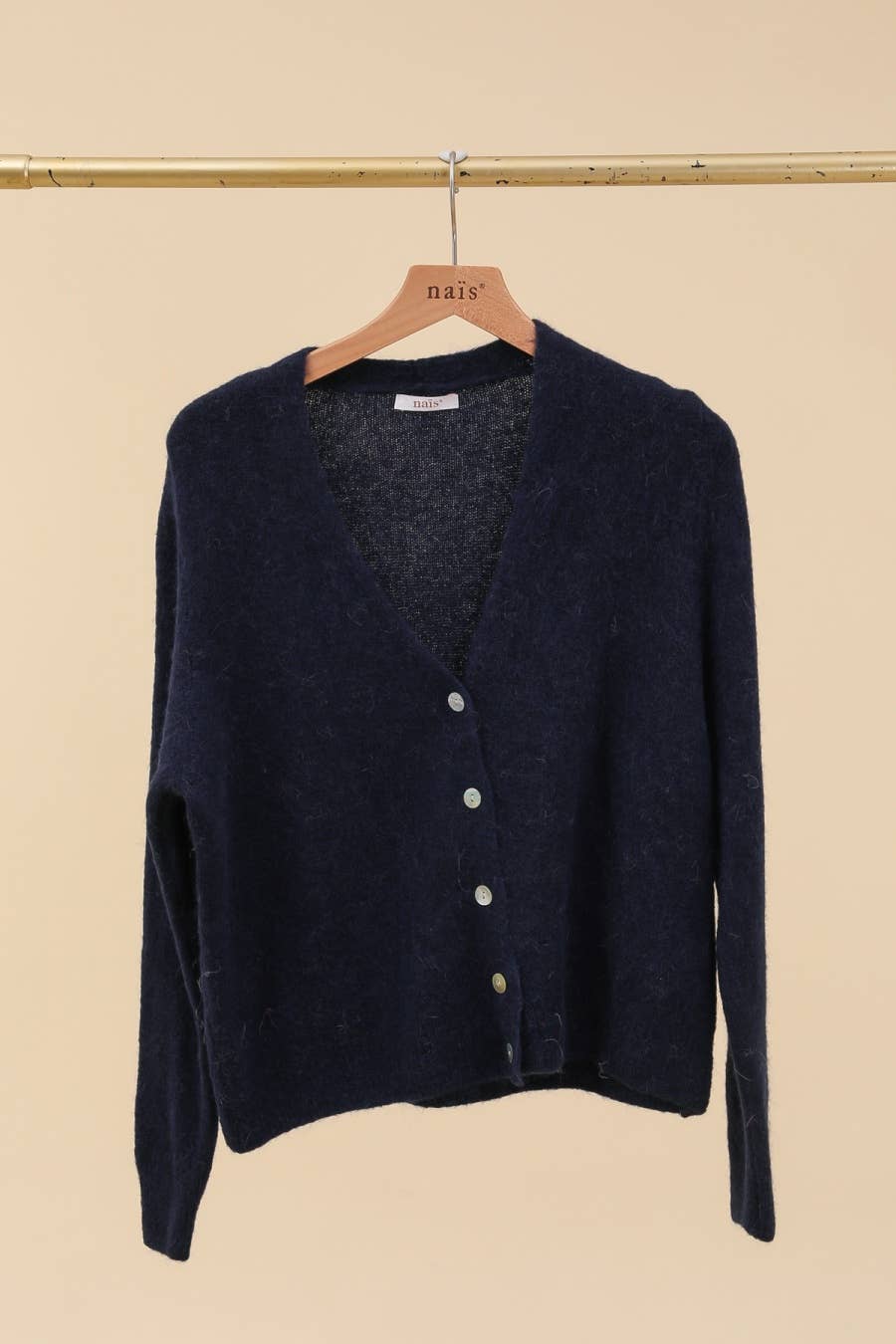 NAÏS PARIS – Engroshandel Cardigan - Dame – Kort v-hals cardigan med knapper i superfin alpaka1