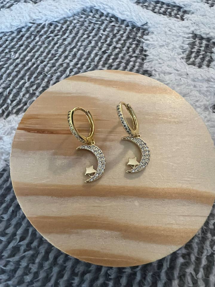 Crescent Moon Oorbellen voor wholesale door By Jessi Jewelry