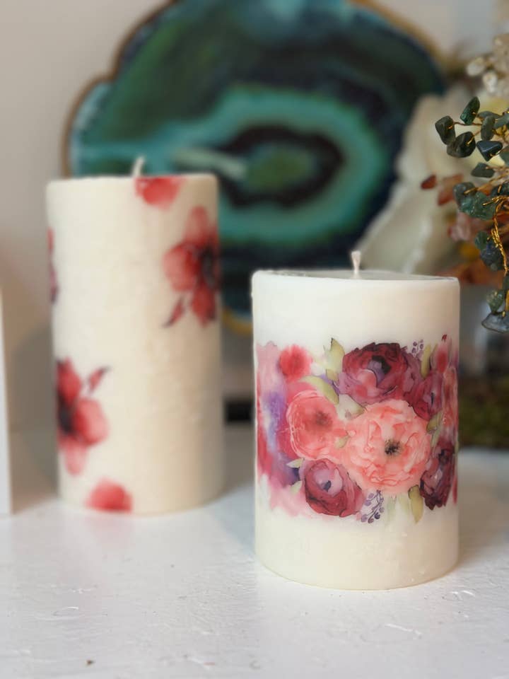 Set de velas con forma de pilar floral y acuarela, color ciruela para venta al por mayor de Peaceful Vibes Essential