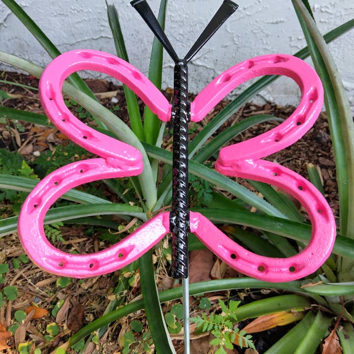 Décoration de jardin en forme de papillon en forme de fer à cheval rose vif, piquet de jardin pour la vente par Creations Welded