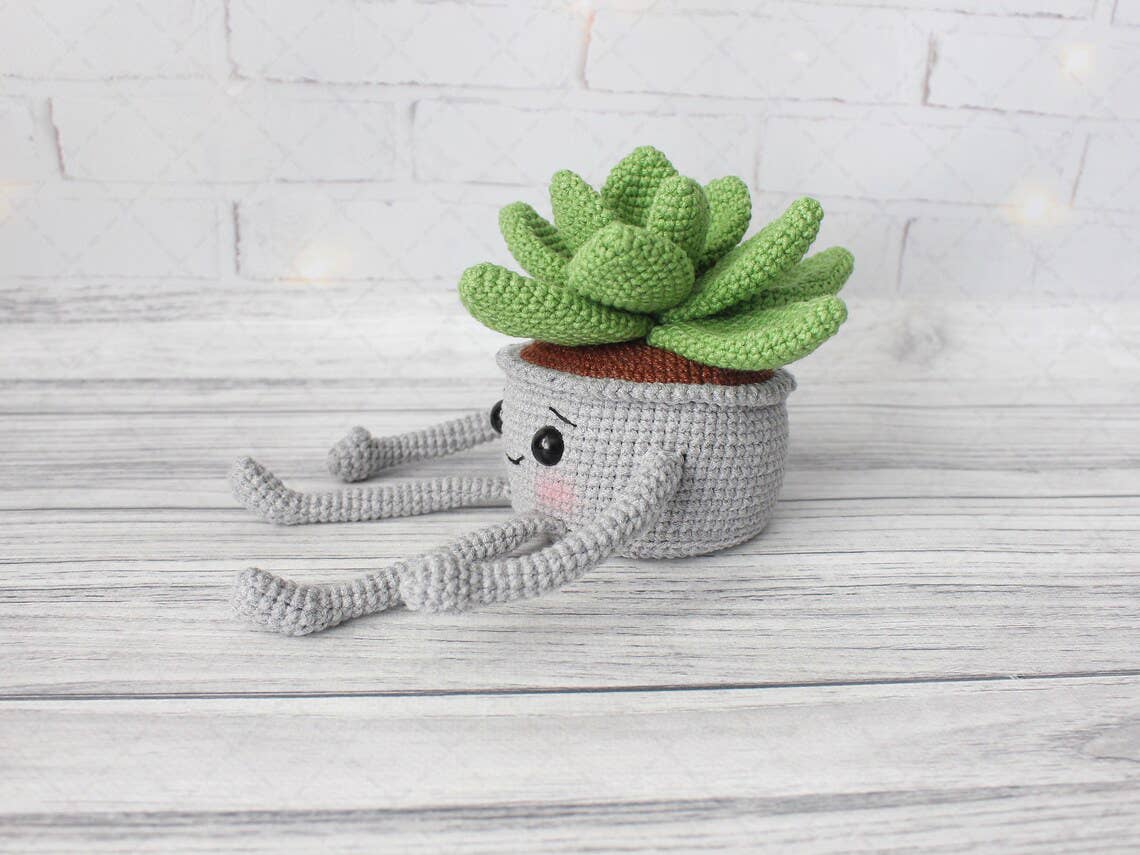 TOMOPOD LLC - Wholesale Decorative Tabletop Object - Crochet Smiling Succulent Plant Pot, Plant Lover Gift Decor2
