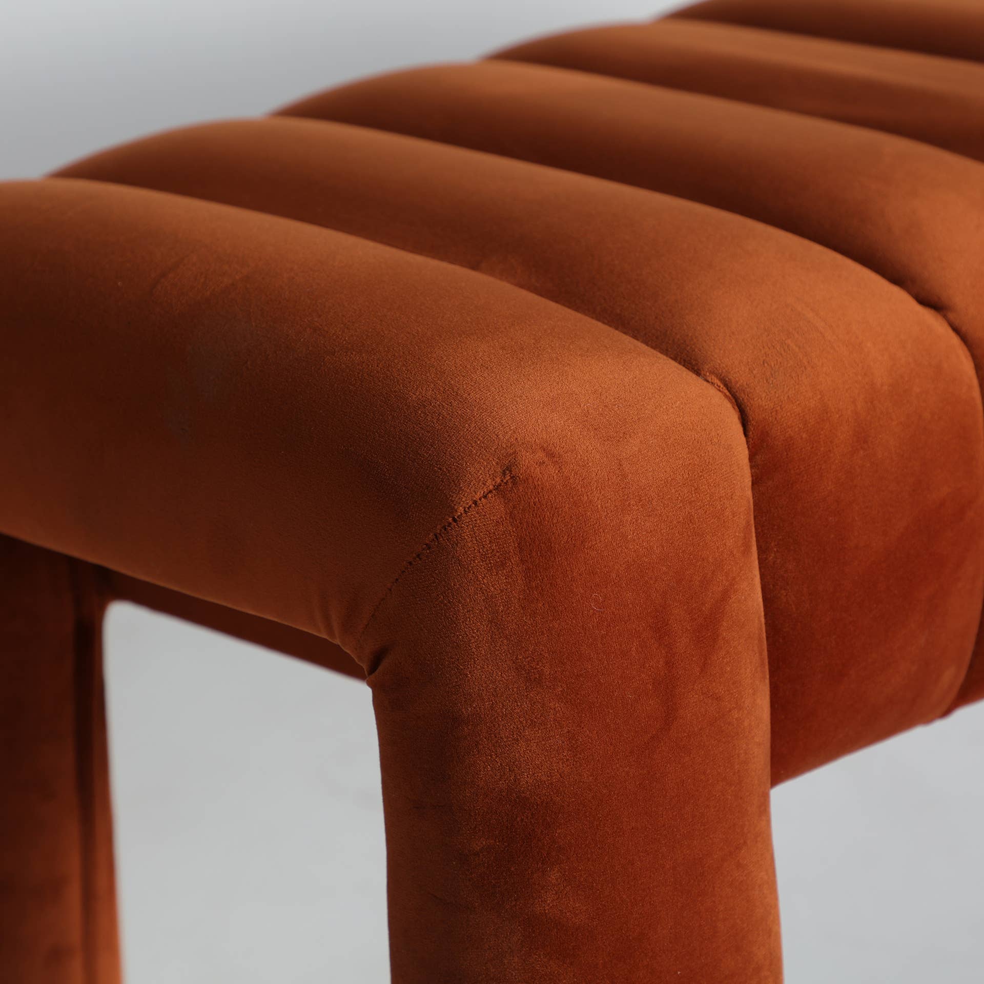 Kodu - Wholesale Bench - Amber-colored velvet bed bench measuring 127x43x43cm1