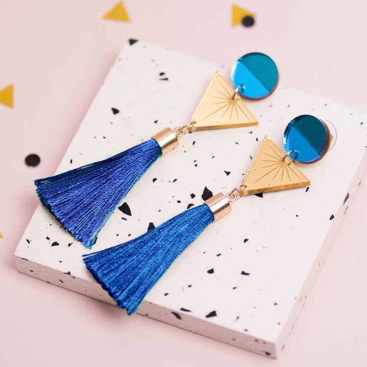 Boucles d'oreilles en acrylique à pompons géométriques bleus pour la vente par Laura Danby