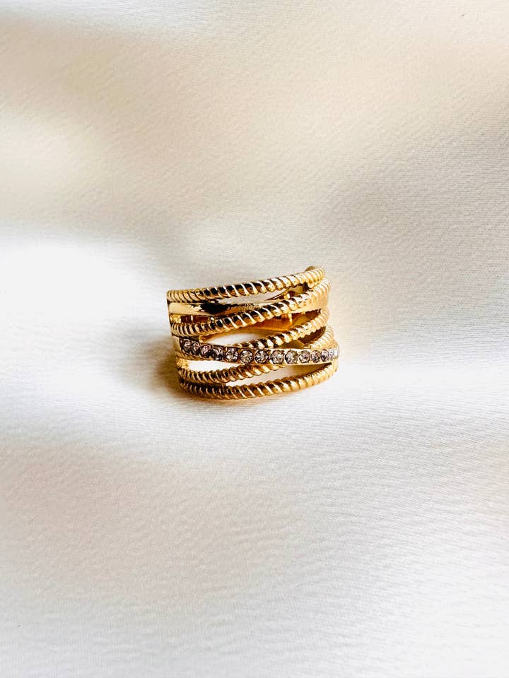 Collection Glamour des Fêtes 2025 ~ Bague Twist des Fêtes pour la vente par mila + stevie