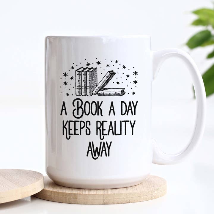 Mug en céramique pour amateurs de livres « A Book a Day Keeps Reality Away » pour la vente par Heart & Willow Prints