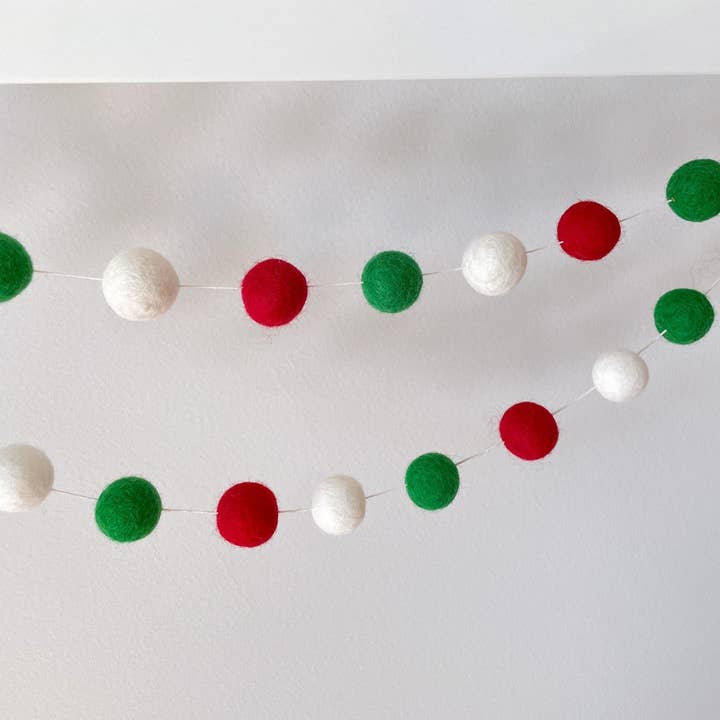Guirlande de Noël en feutre. Guirlande de pompons en feutre. Guirlande de boules en feutre. Guirlande de pompons en feutre. pour la vente par AKUKU