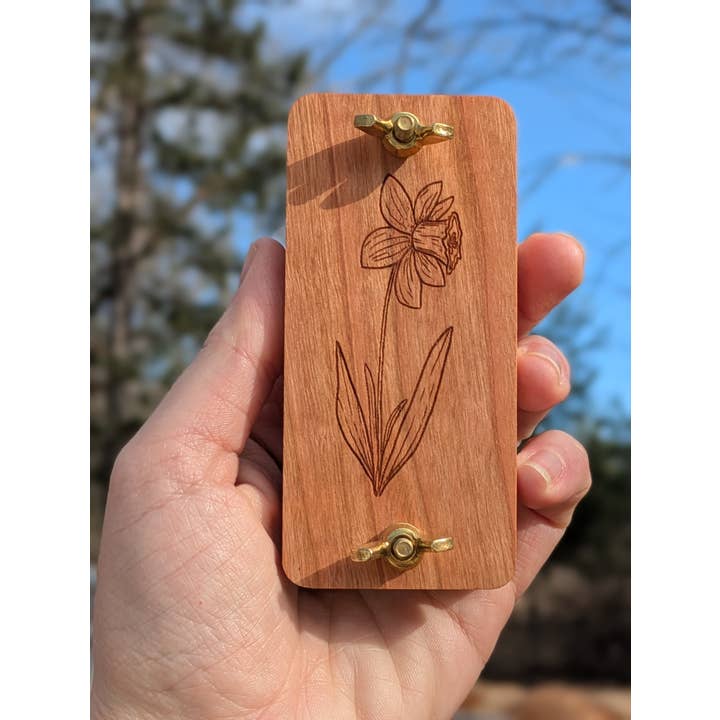 Presse à fleurs de poche à motif de jonquille | 2" x 4" pour la vente par Macon Makes