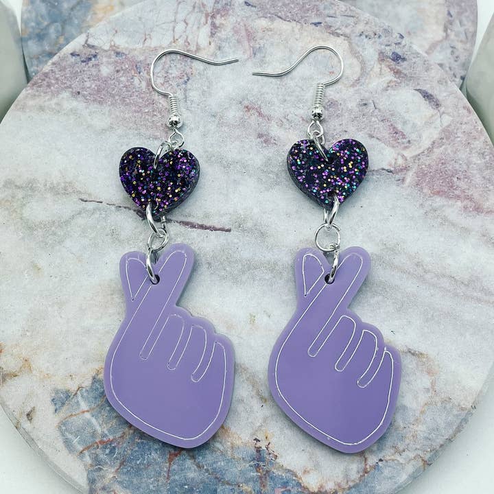 Pendentifs BTS Finger Heart pour la vente par Born 2 Blossom Designs