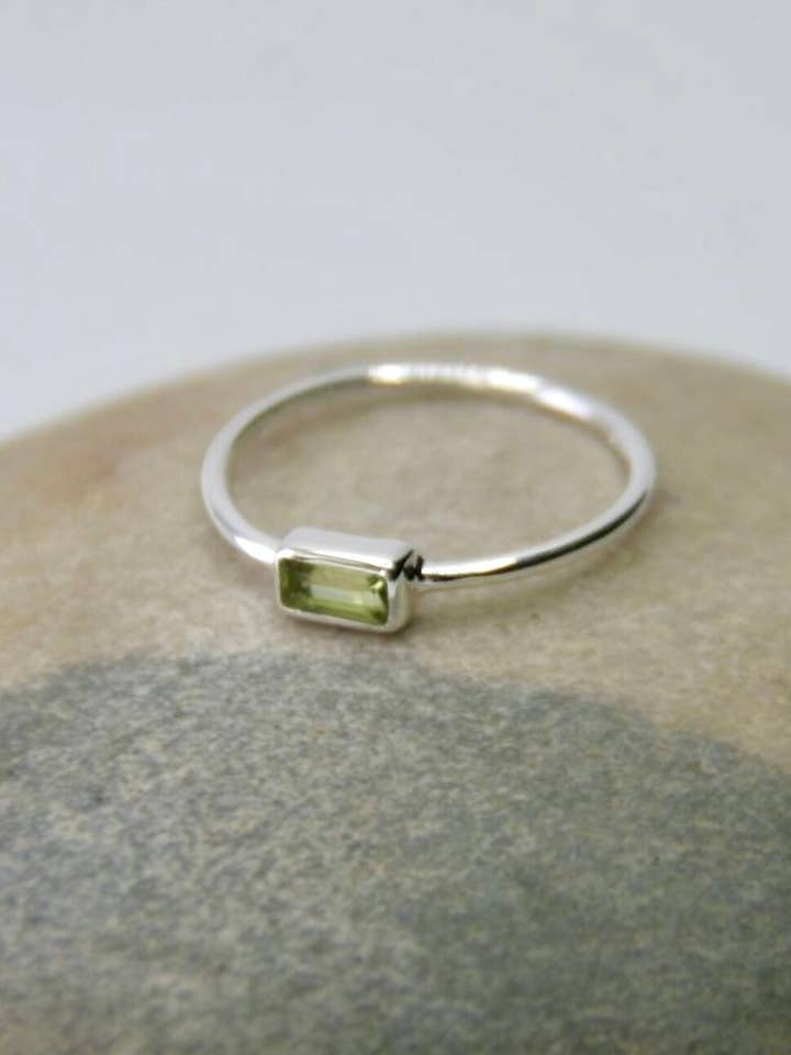 Anel de Empilhamento de Pedra de Nascimento de Agosto - Peridoto em Prata de Lei por atacado de Heart and Lotus Sterling Silver Jewelry