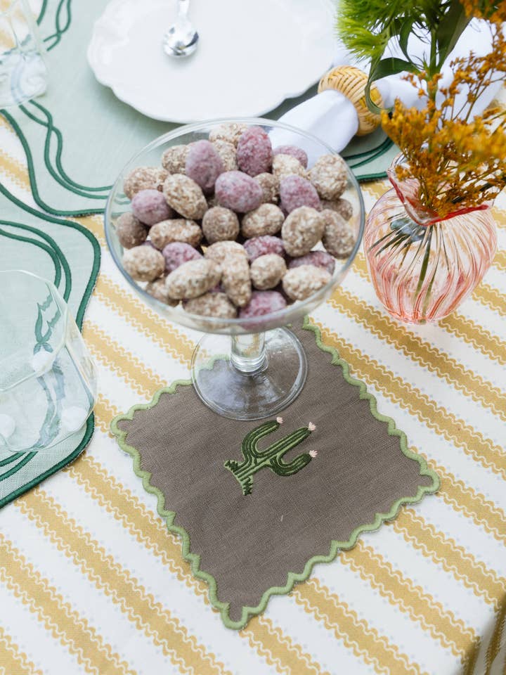 Serviette cocktail ondulée marron avec Cato pour la vente par Mariaida Home