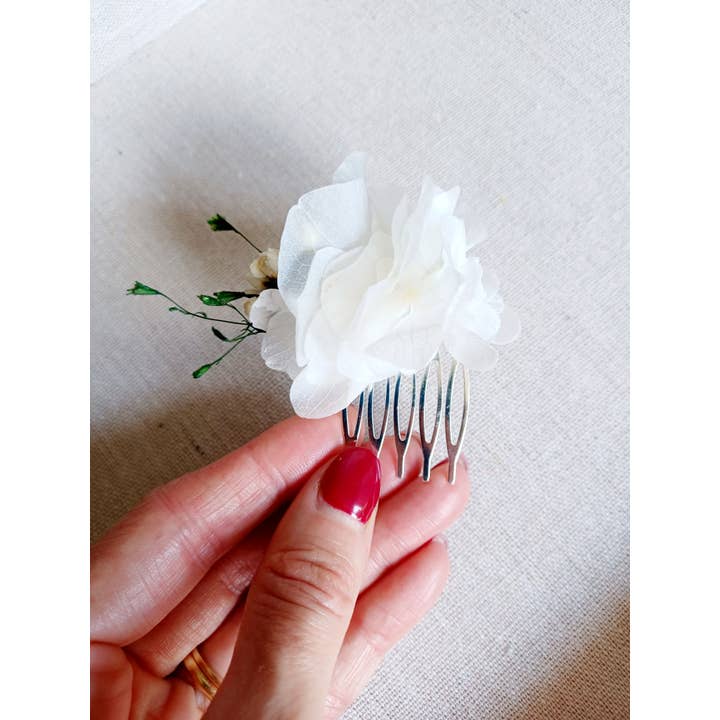 Silver comb with stabilized white hydrangea flowers. for wholesale by L'atelier du 6