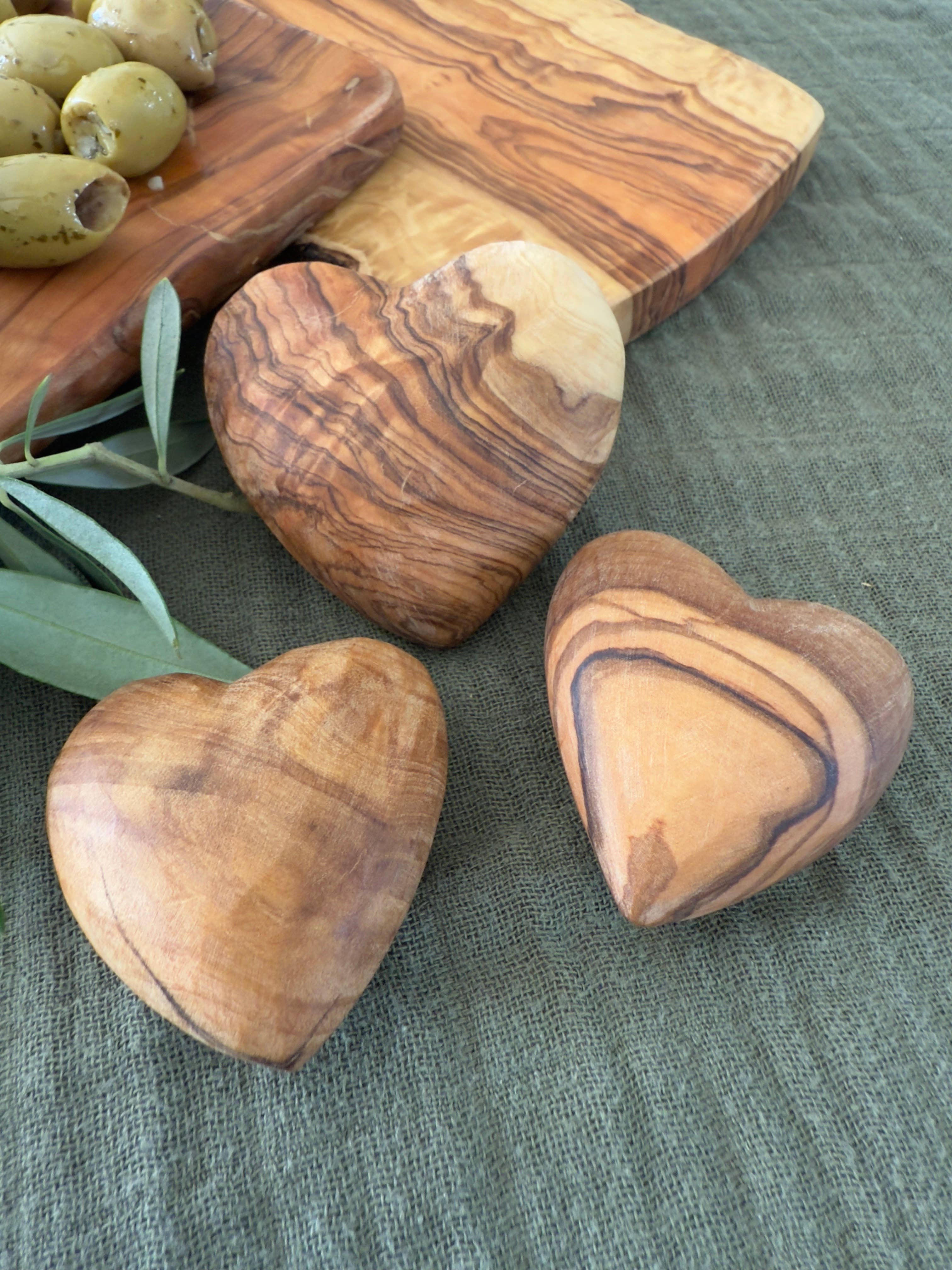 ZINE & LYNE - Wholesale Decorative Tabletop Object - decorative heart in olive wood1