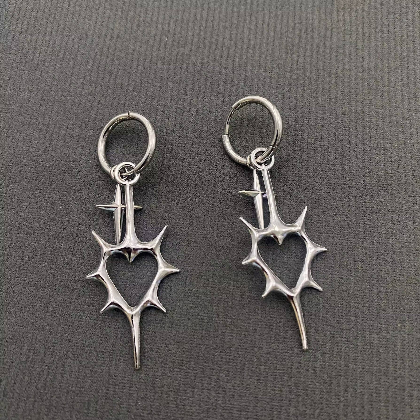 Mio Queena - Wholesale Huggie Earrings - Gothic Silver Tone Thorns Hollow Heart Huggie Earrings - GT1