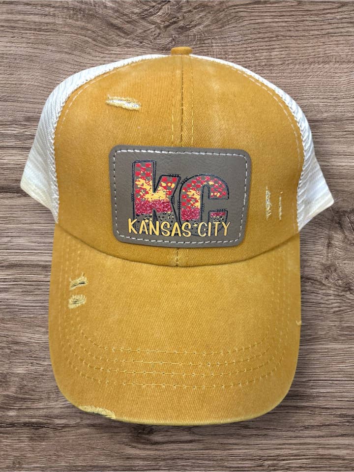 Chapeau croisé pour femme avec impression UV et motif à carreaux KC pour la vente par Designed To Flaunt