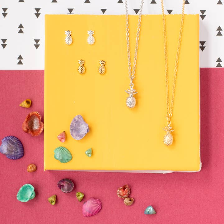 Rebecca Accessories LLC – wholesale Hänge-/berlockhalsband – Ananas Charm Fruktmat hänge Halsband Guld Silver