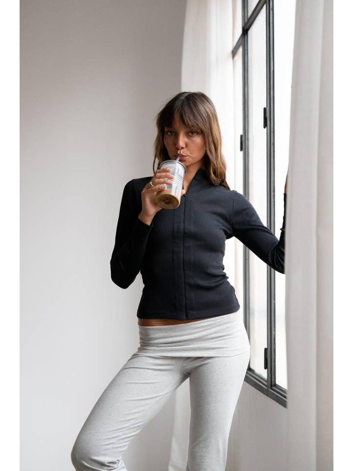 Black Invisible Zip Jacket en Negro for wholesale on Faire4