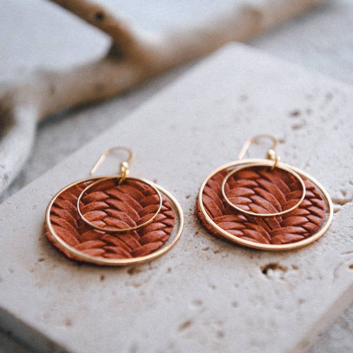 Cecelia Designs Jewelry – wholesale Hängande örhängen – Boho-chica läder- och guldpläterade hoop-örhängen