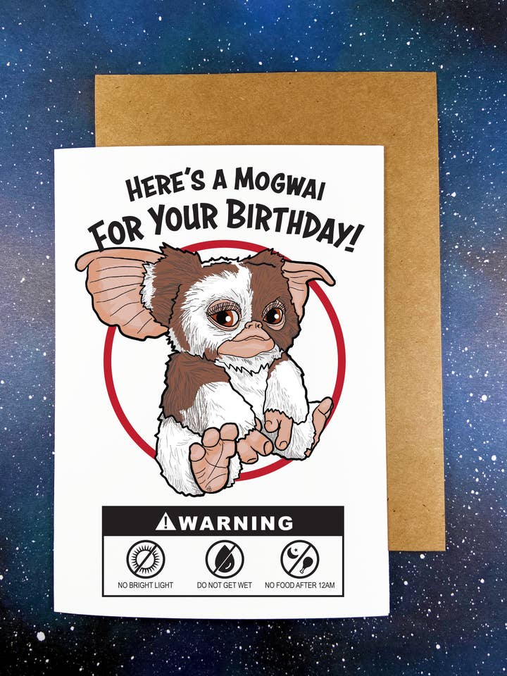 Carte de vœux d'anniversaire Mogwai - Gremlins pour la vente par The Red Swan Shop