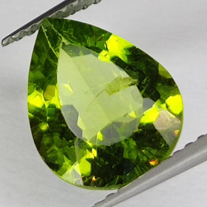 Naturjoya – Großhandel Einzelstein-/Solitär-Ring – GRÜNER PERIDOT-Edelstein in der Größe 2,93 ct. 11 x 9 mm.