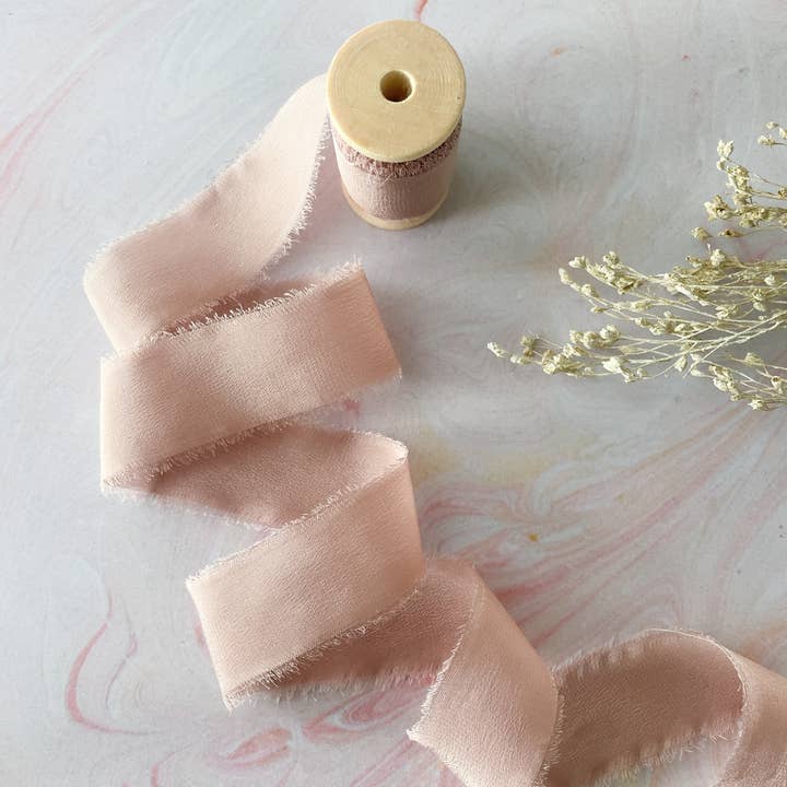 The Natural Paper Company - Vente Ruban – emballage cadeau - Ruban en soie nude blush | Ruban en soie à bord brut sur bobine en bois
