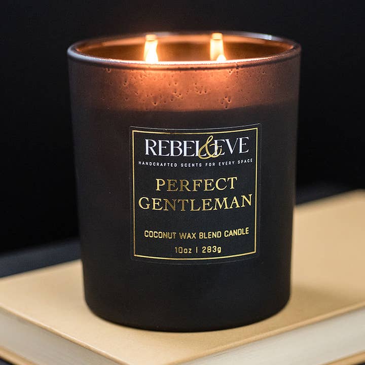 Perfekt Gentleman 10 oz Lys - Mahogni Teaktræ for engroshandel hos Rebel and Eve Candle Company